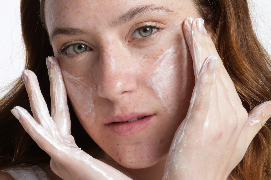 Pó enzimático: o que é, como funciona e por que ele pode transformar sua rotina de skincare